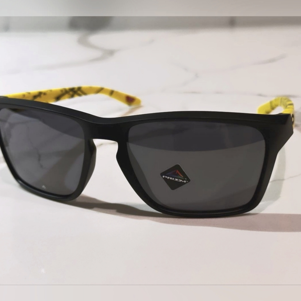 Unisex Oakley sunglasses